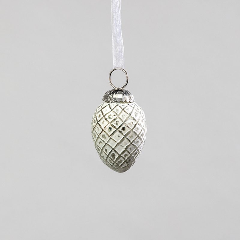 Grace your tree with the timeless elegance of our White/Silver Christmas Bauble. This exquisite ornament features an intricately crafted delicate scallop design.