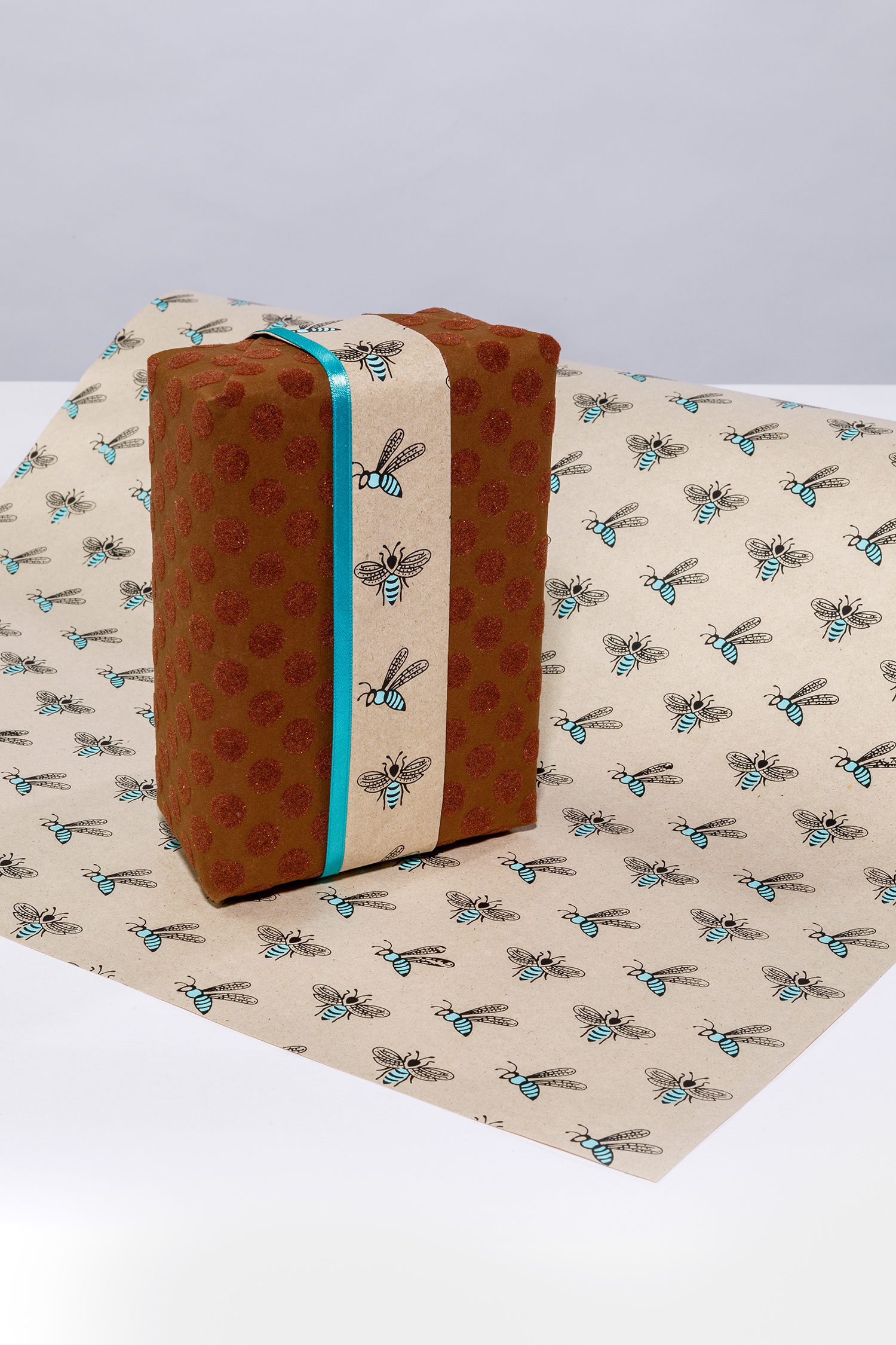 Teal Bumble bee Gift wrap