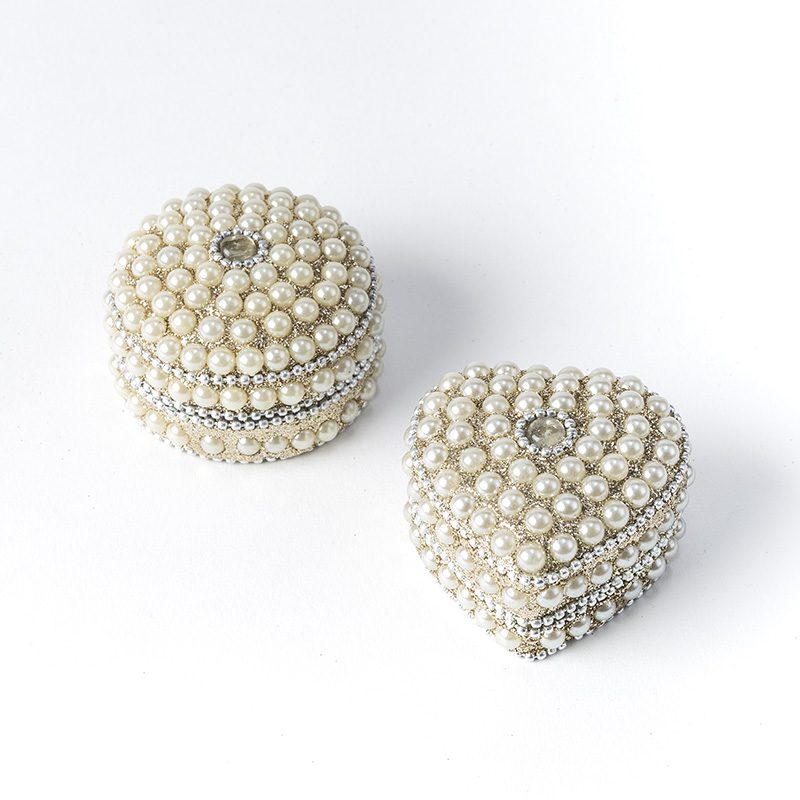 This elegant trinket box decorated with pearls is attractive and irresistible