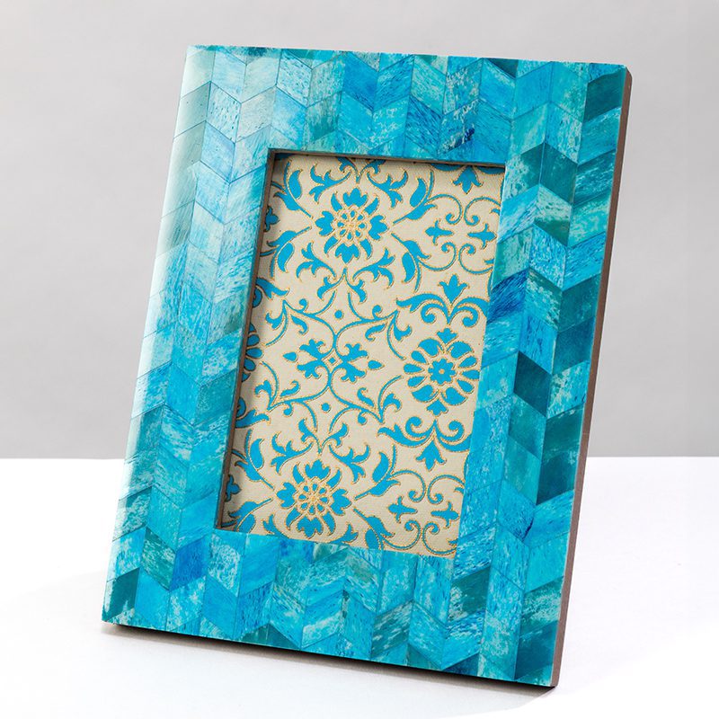 Our turquoise herringbone design photo frame is vibrant with a beautiful, mottled finish. Its contemporary style adds a touch of sophistication to any space.